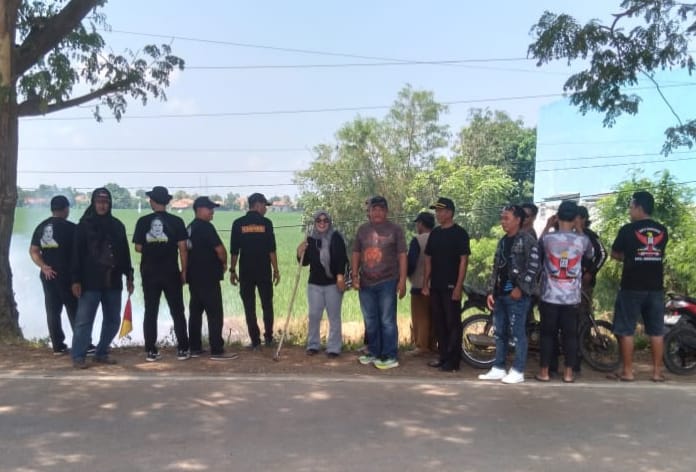 Opsi Sampah di Pinggir Jalan Raya Pantura Desa Santing