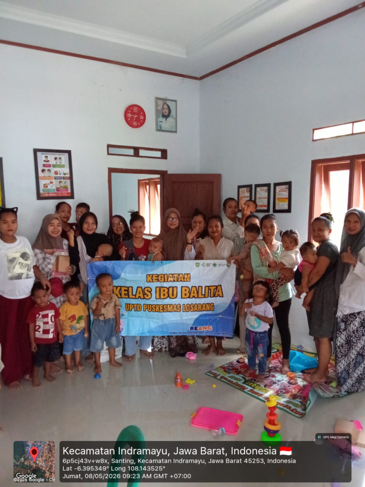 Foto Bersama dalam Kegiatan Kelas Ibu Balita bersama Petugas Kesehatan UPTD Puskesmas Losarang di Gedung Posyandu Jeruk Keprok Desa Santing Blok Sinjam RT.007 RW.002