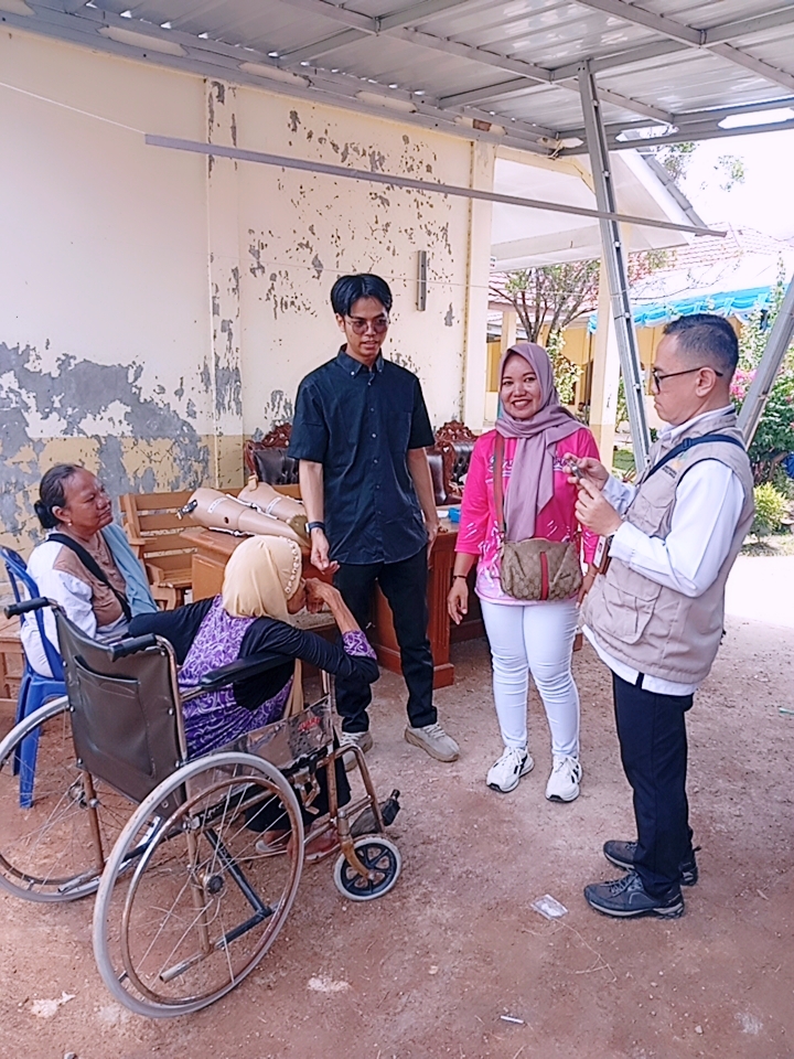 Pendampingan Warga Disabilitas Tuna Rungu dalam Penerimaan APD dari Kemensos