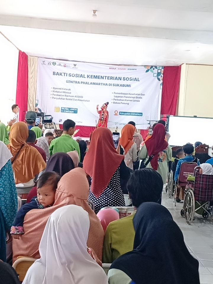 Menghadiri Acara Bakti Sosial Kementrian Sosial dalam Penyerahan Alat APD bertempat di SLBN 1 Indramayu