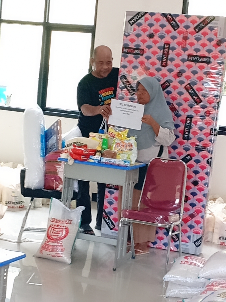 Penyerahan APD, Sembako, Nutrisi dan Perlengkapan Tidur oleh Panitia Baksos Kemensos kepada Ibu Kurinah Desa Santing