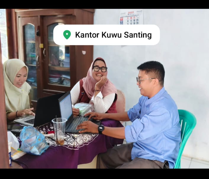 Koordinasi Operator SIKS-NG Desa dengan Pendamping PKH dan Pendamping Desa dalam pembahasan penyaluran bansos PKH Lansia bertempat di Balaidesa Santing.